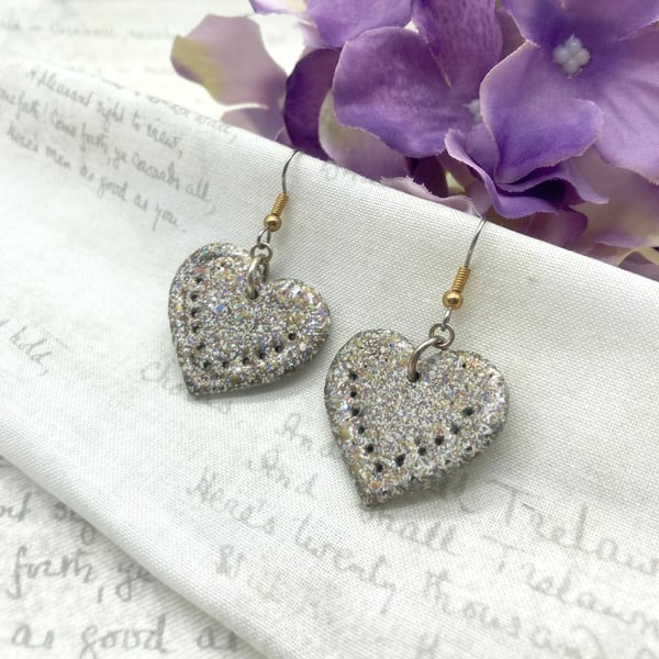 Wooden Heart dangle earrings in gold marbled embossing enamel