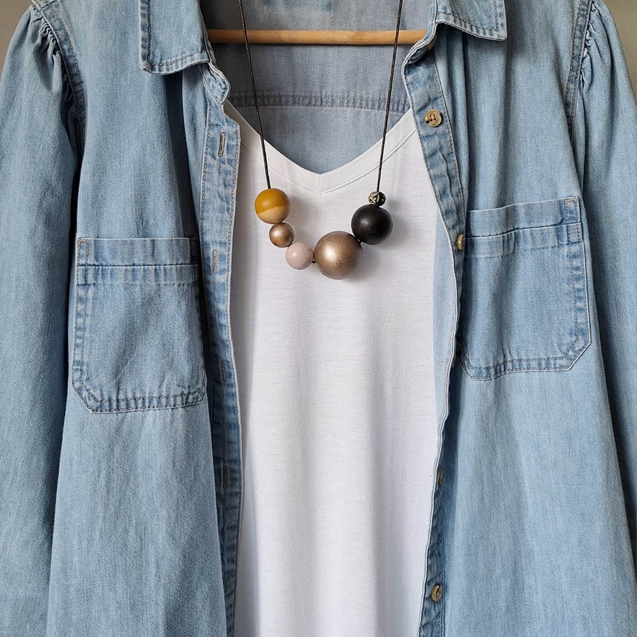 Oreo - Very light weight necklace in gold, black and mustard 