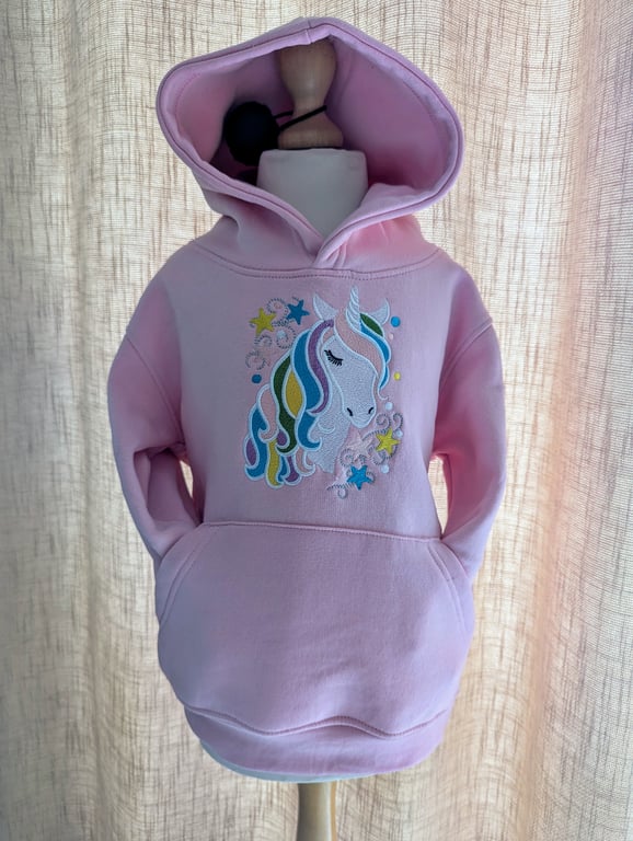Hooded sweatshirt with machine embroidered pattern