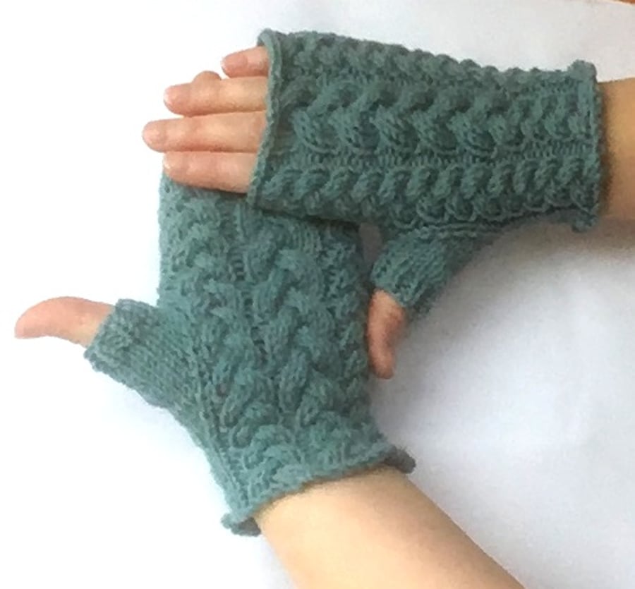 Fingerless Gloves: Spearmint Braid