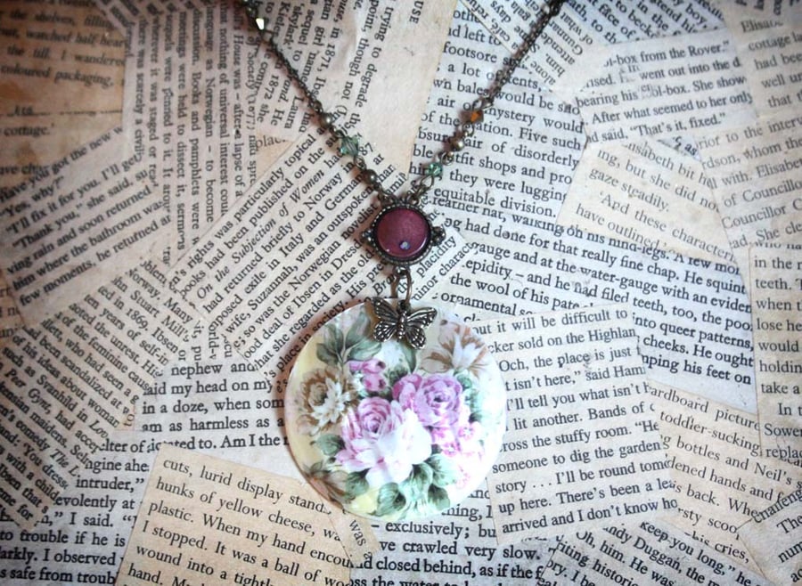 Vintage Inspired Flower Floral Shell Pendant Beaded Chain Necklace