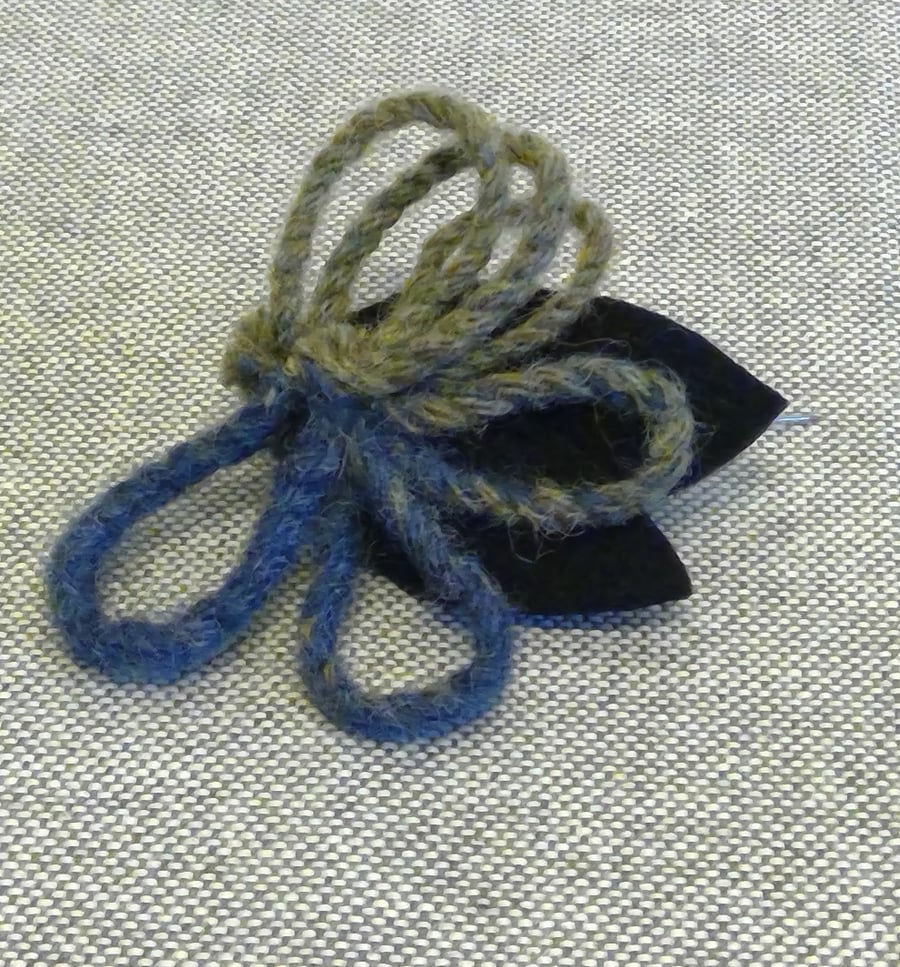 Loop leaf brooch