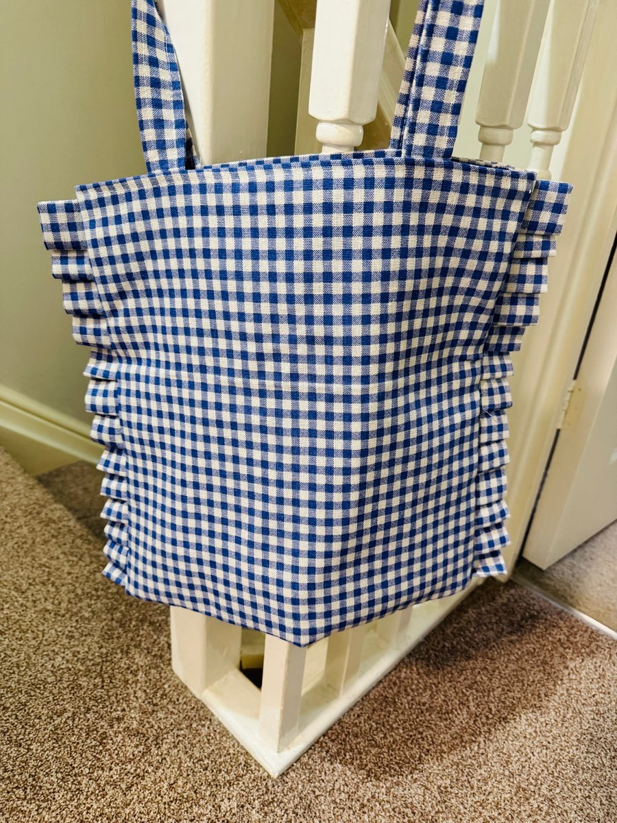 Frilled tote bag