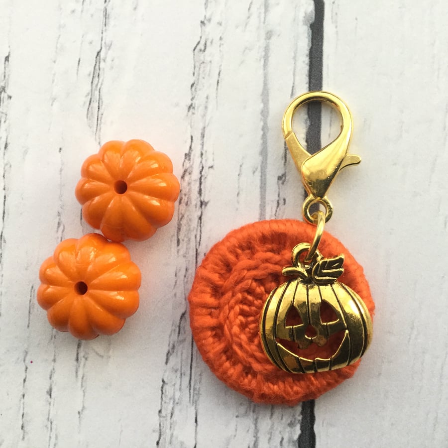 Dorset Button in Orange with a Jackk’o’Lantern Charm