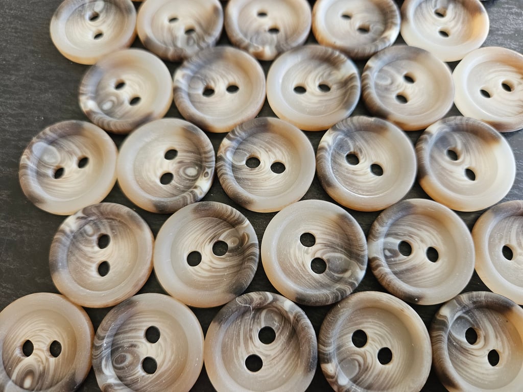 1" 25mm 40L Polyester Horn Buttons x 6 Buttons