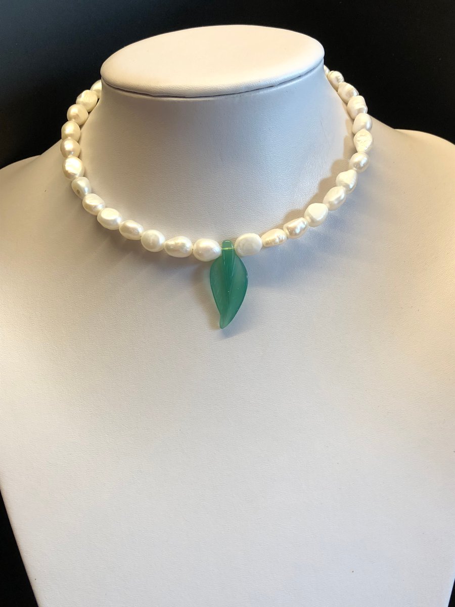 Genuine White Freshwater Pearl, Swarovski Crystal and Agate Pendant Choker Neckl