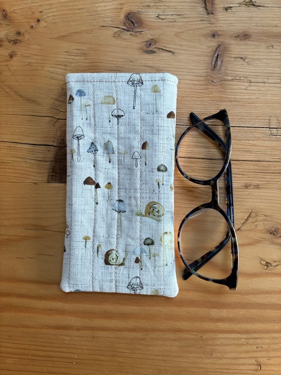 Snails And Mushrooms Print Quilted Fabric Glasses Case 