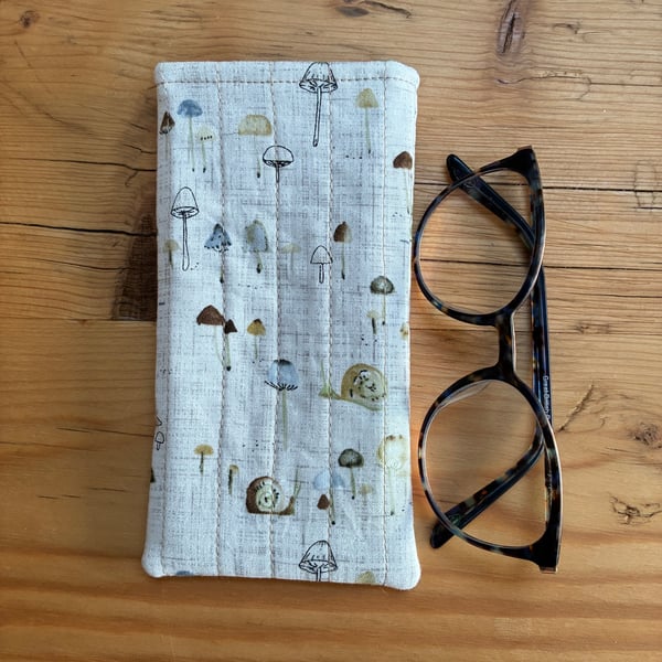 Snails And Mushrooms Print Quilted Fabric Glasses Case 