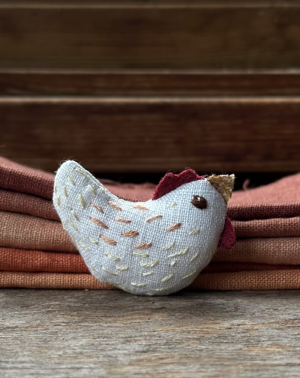 Little Hen - Embroidered Brooch
