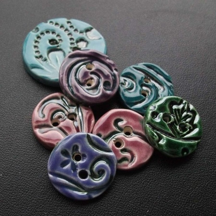 Set of 7 mixed colours ceramic buttons