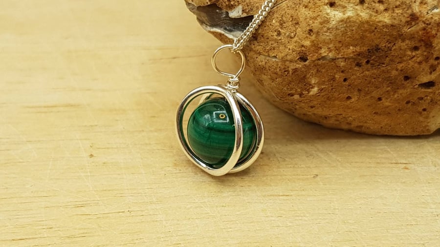 Minimalist Green Malachite circle pendant necklace. Sterling silver.
