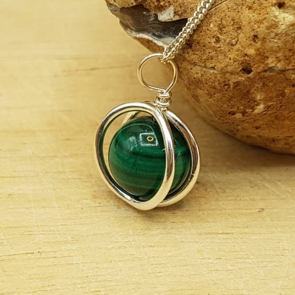 Minimalist Green Malachite circle pendant necklace. Sterling silver.