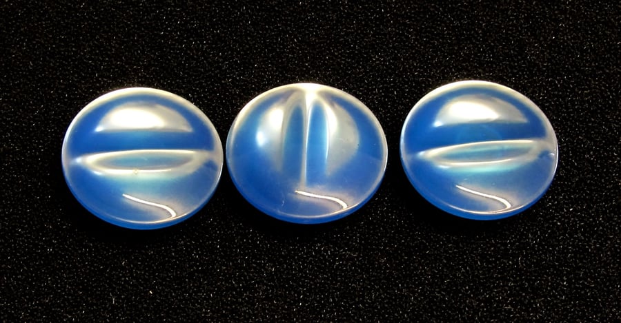 Vintage Buttons: Royal Blue with a ‘Cat’s Eye’ Effect 3x 18mm