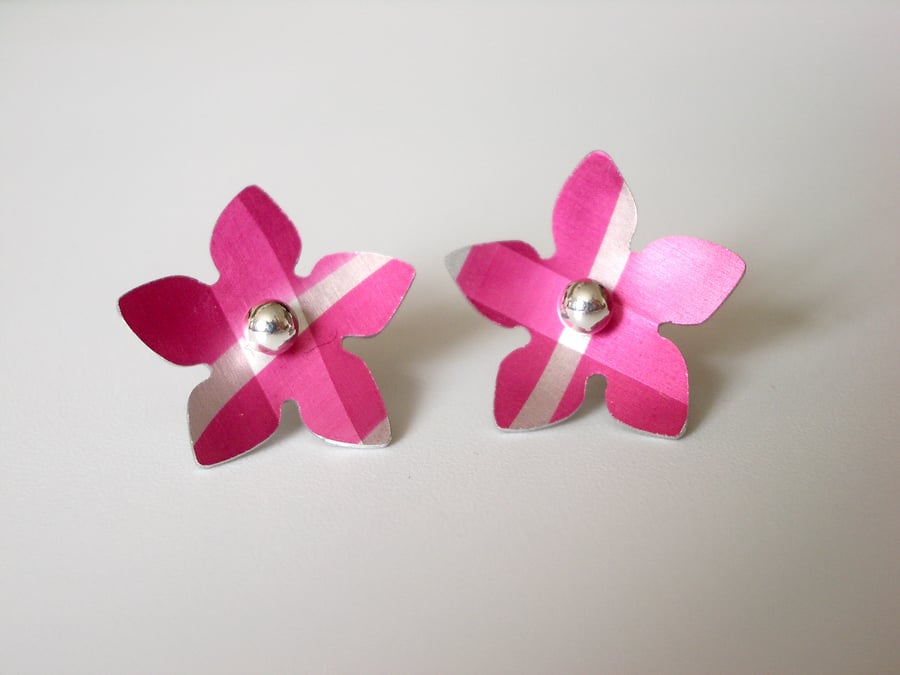 Flower studs earrings in pink and brown