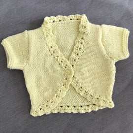 Short sleeved baby's bolero with patterned edging