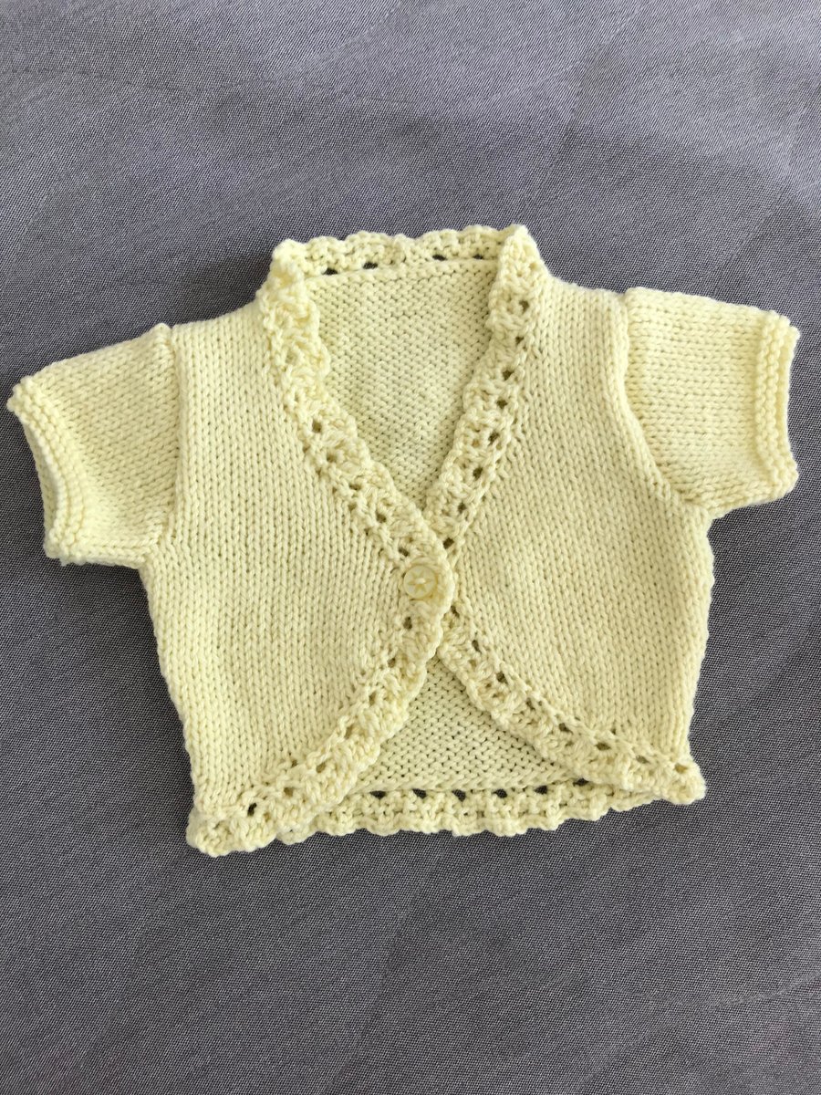 Short sleeved baby's bolero with patterned edging