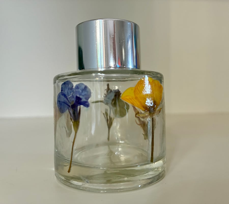 Pressed flower reed diffuser 