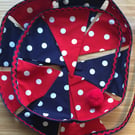 Mini fabric bunting: polka dots and pom poms!