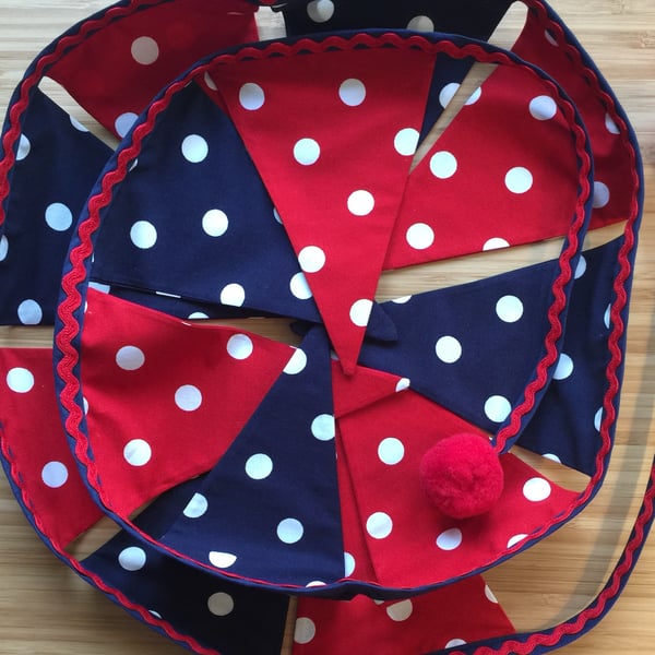 Mini fabric bunting: polka dots and pom poms!