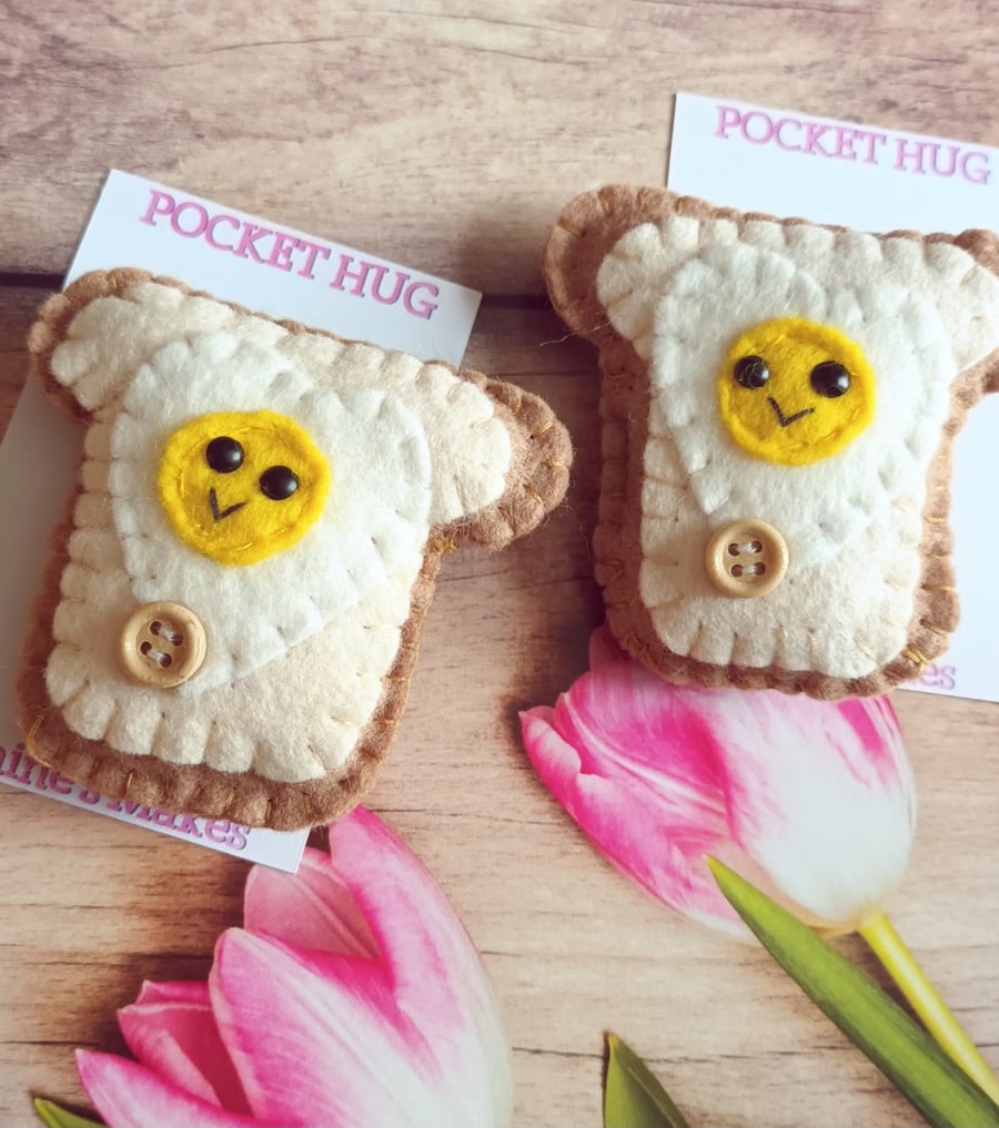 Heart fried eggs on toast pocket hug and pocket hug card gift set (circle)