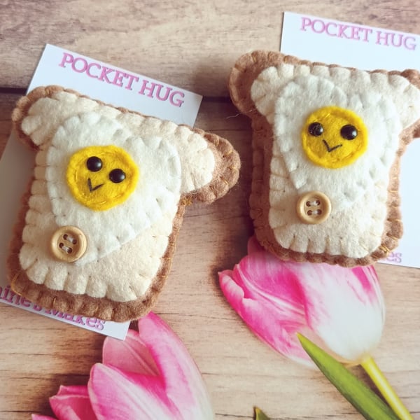 Heart fried eggs on toast pocket hug and pocket hug card gift set (circle)