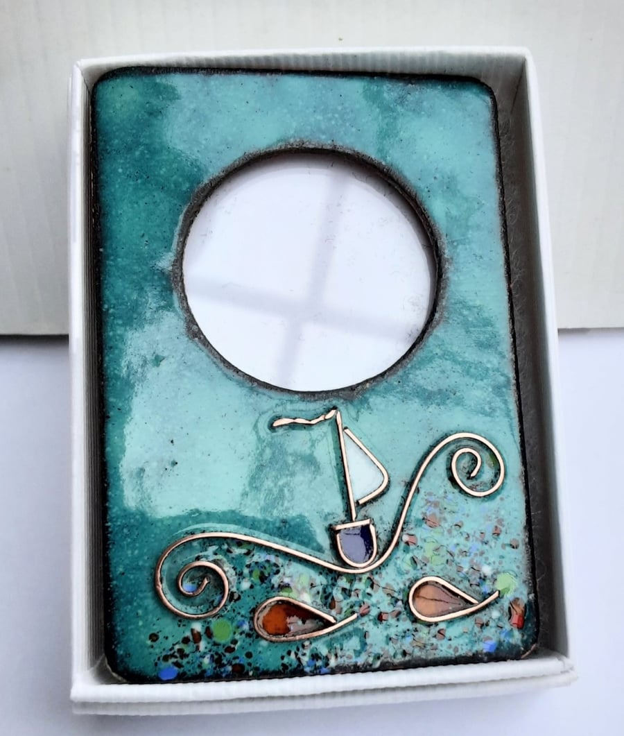 SMALL ENAMELLED PHOTO FRAME DEPICTING THE SEA - SEA GREEN