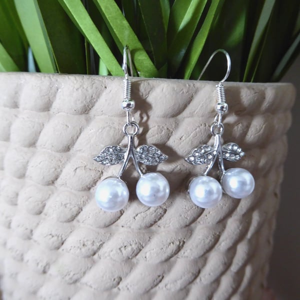 Pearl, and Diamante Silver hook dangle drop earrings. 3.5cm 