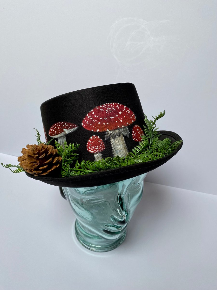Festival top hat. Toadstools. Amanita Muscaria. 