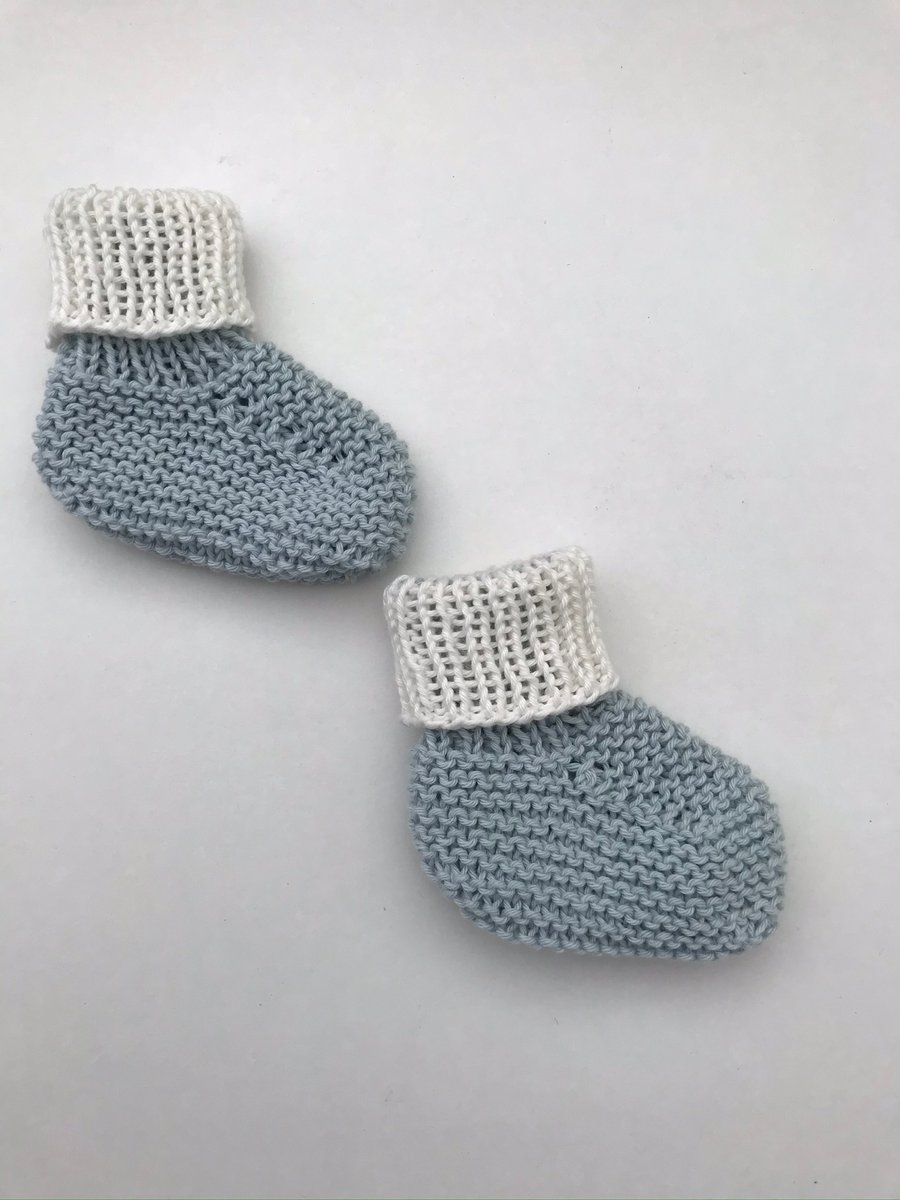 Blue and white ribbed top bootees