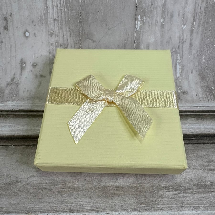 Cream Earring or small brooch Boxes with ribbon bow x 22