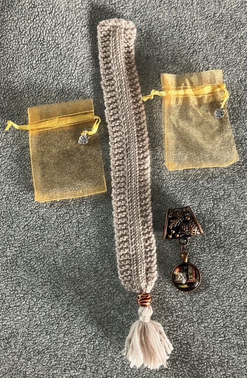 Book Lovers Vintage Cat on a book shelf Scarf Bail and bookmark set