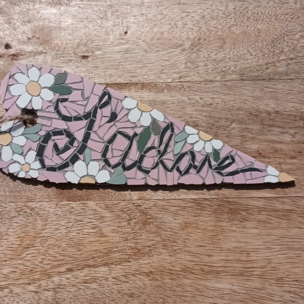 J'adore mosaic hanging heart with daisies sugar pink