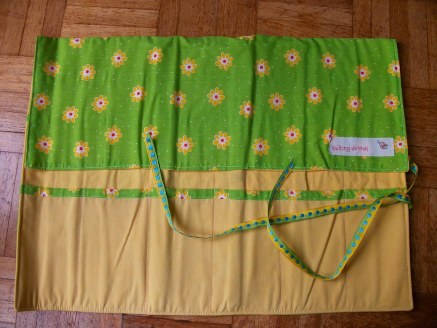 Roll Up Knitting Needle Holder In Green Daisy Print 