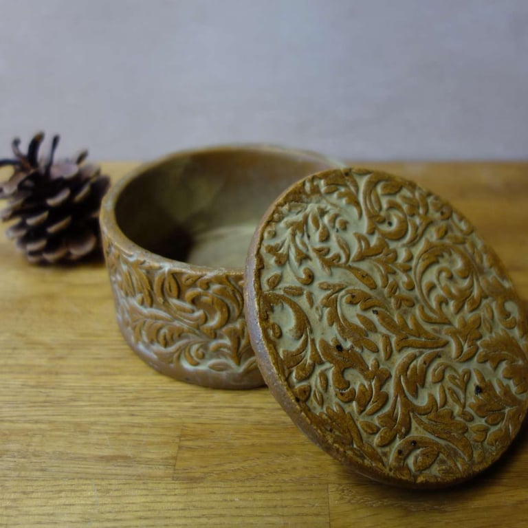 Tactical leafy lidded pot, trinket box 