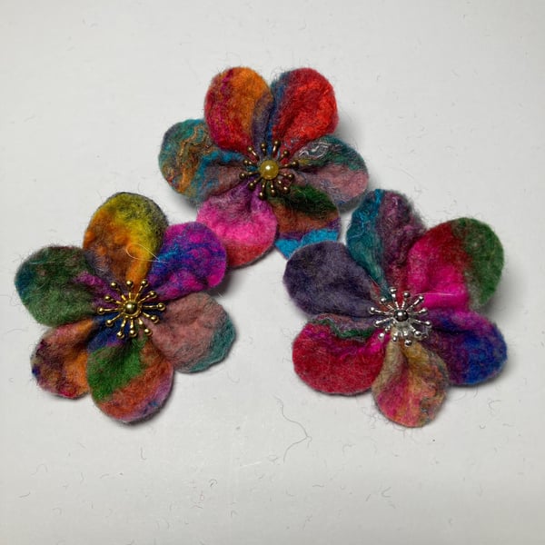 Flower brooch, multicoloured with rounded petals and central stamen