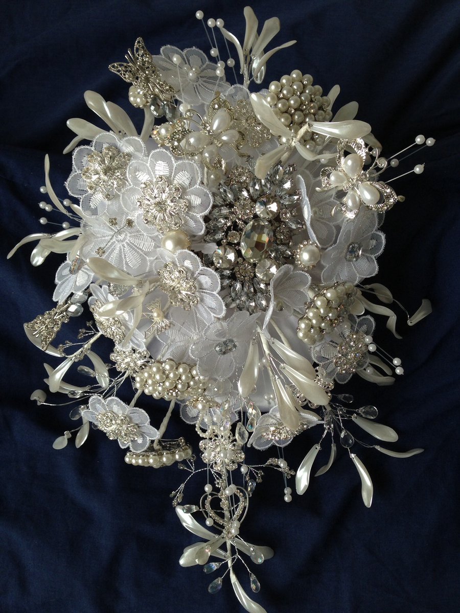 Brooch bouquet