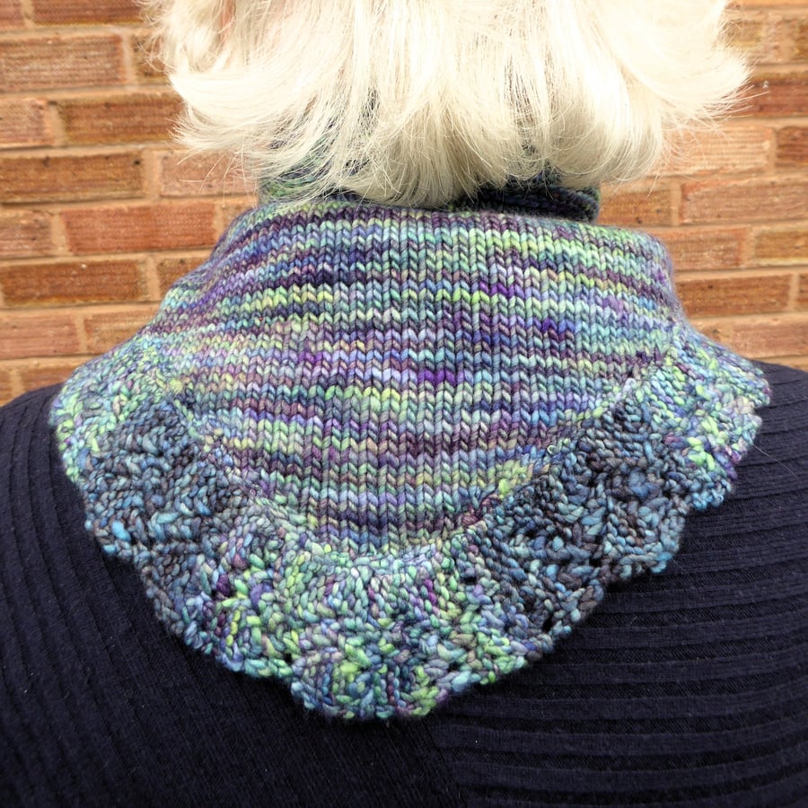 Triangular neck warmer