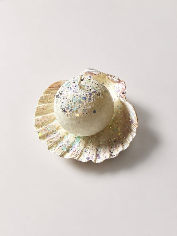 Ocean Pearl Round Scented Candle with Handcrafted Iridescent Glitter Shell Dish
