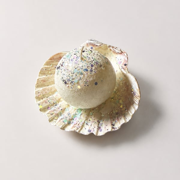 Ocean Pearl Round Scented Candle with Handcrafted Iridescent Glitter Shell Dish