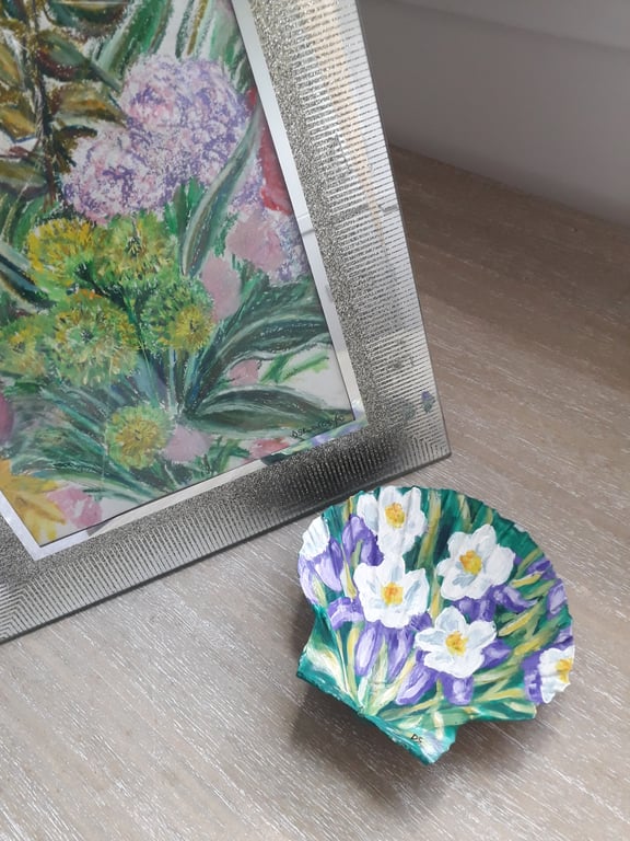 Handpainted "aquilegia flowers purple & white" king scallop shell trinket dish