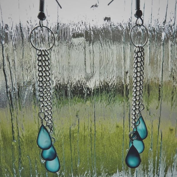  Raindrops and chain dangle earrings