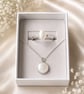 Memorial jewellery set with ashes inclusion