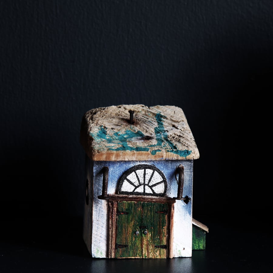 Wonky Driftwood Barn H: 9.2cm approx W: 8cm approx D: 7.3cm approx