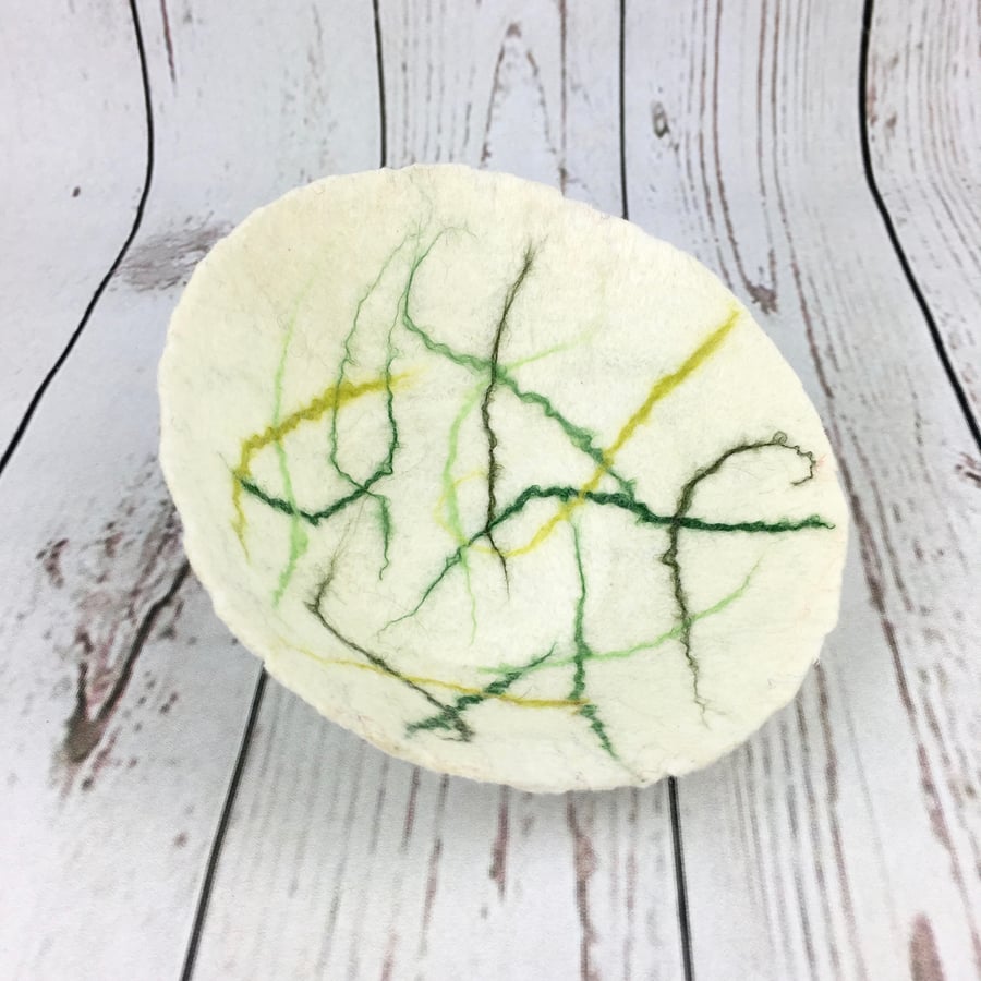 Felted bowl in white merino wool with green decoration, trinket dish, coin tray