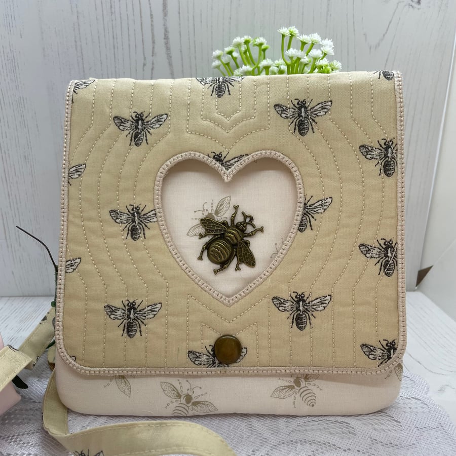Seconds Sunday Bee Heart Shoulder Bag B3
