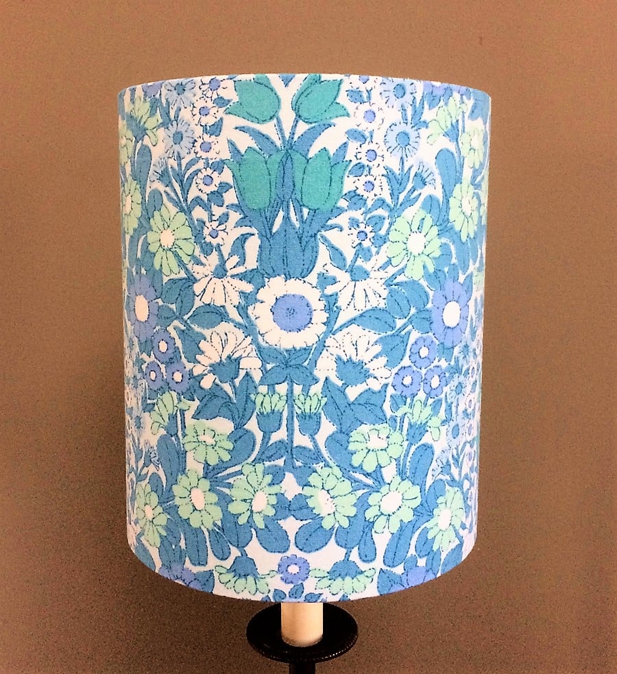 Fresh Sea Breeze Floral Daisy Chain Pat Albeck  vintage fabric Lampshade option