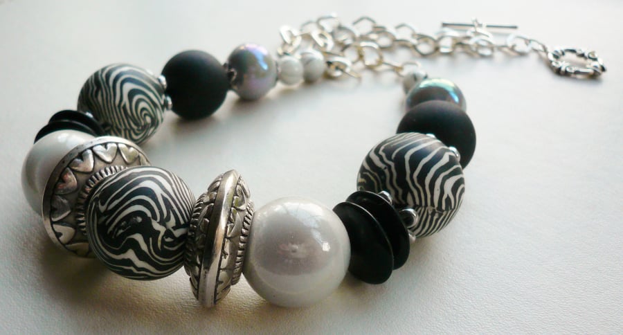Chunky Black and White Zebra Striped Beaded Collar Necklace   KCJ600