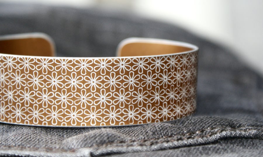 Geometric flower print cuff bracelet bronze