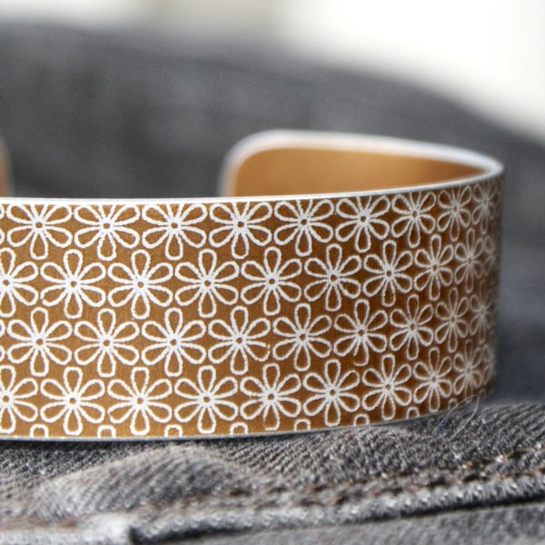 Geometric flower print cuff bracelet bronze