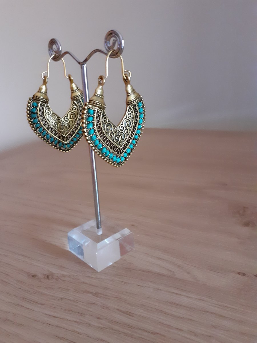 VINTAGE BOHO CARVED ANTIQUE GOLD AND TURQUOISE HOOP STYLE EARRINGS.